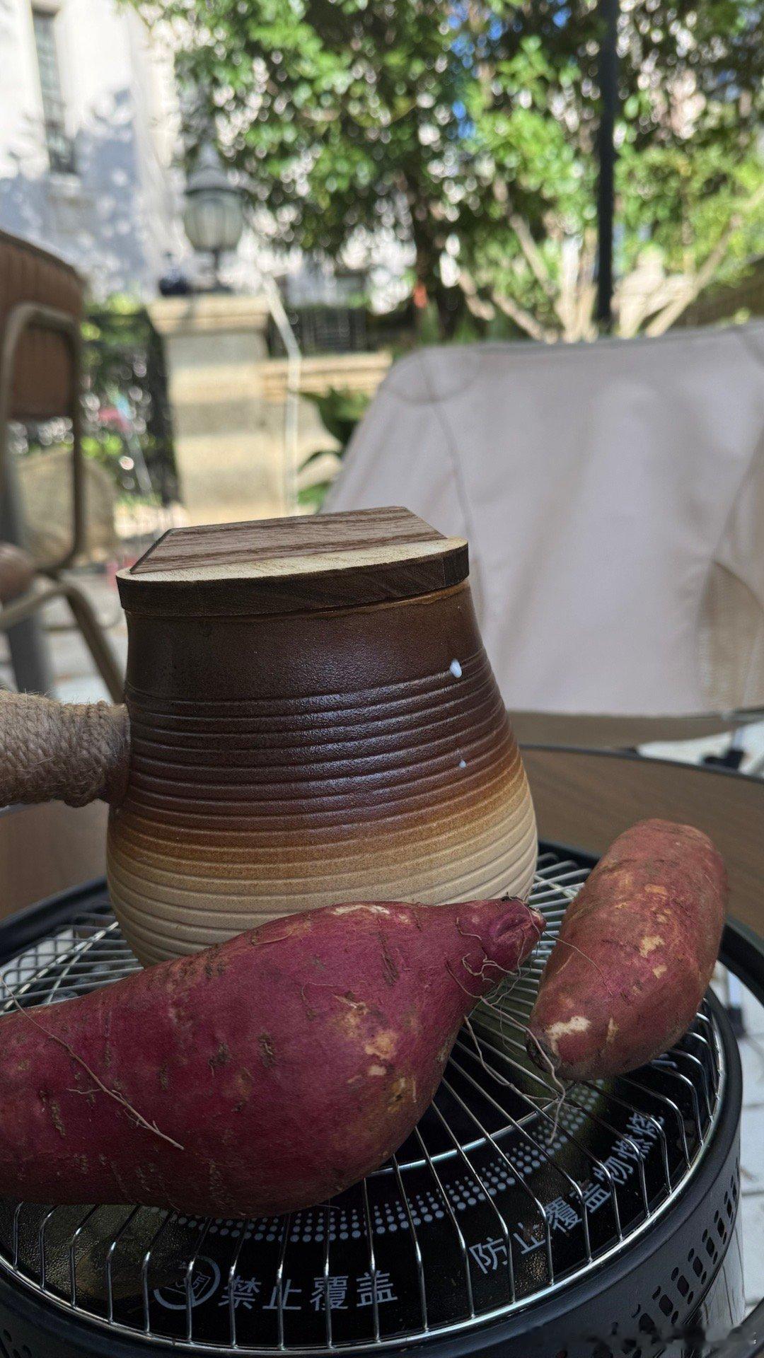 早晨起来，把火炉生了，滴，按一下，咖啡煮起来，红薯放上去烤。接着洒扫庭院，浇水浇