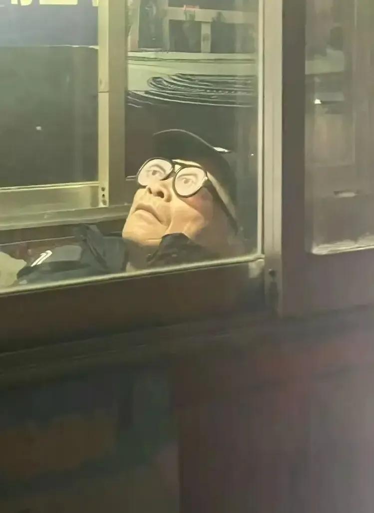 夜钓回来已经凌晨两点了，到了小区门口，隔着玻璃看到保安大爷躺着一动不动。如果说他