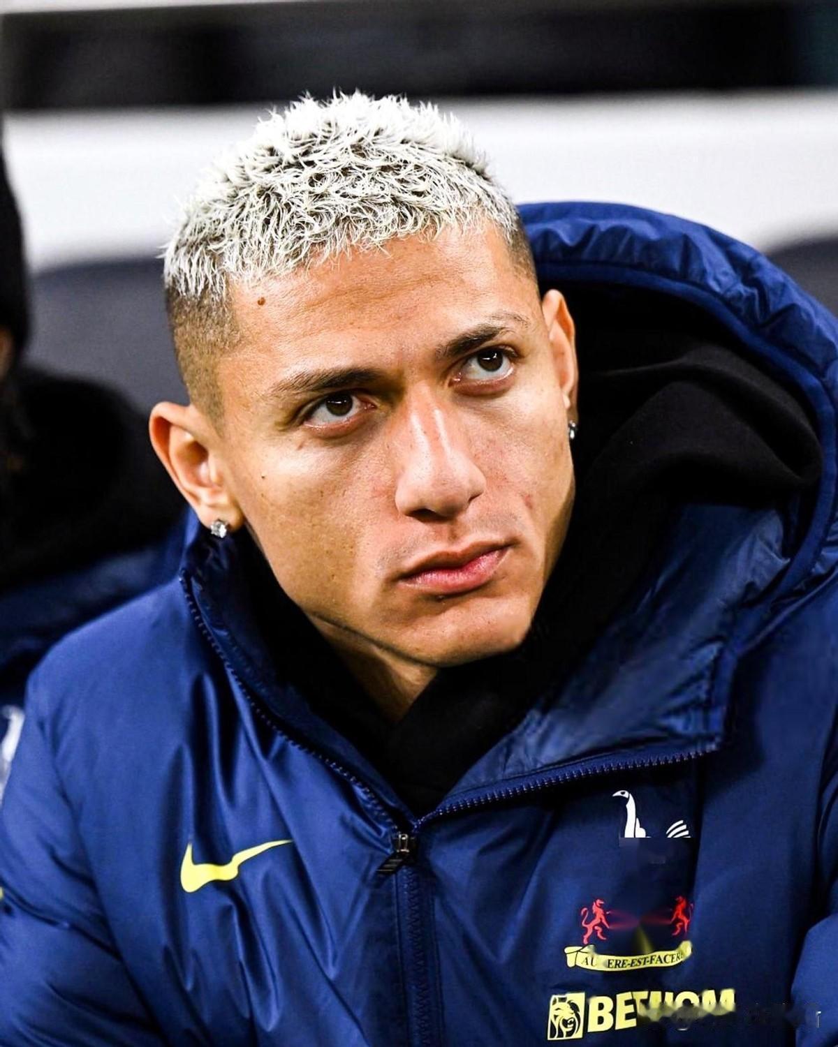 理查利森点头了。热刺可以把他卖掉，标价2500万欧元。但他只接受一个去处：巴西。