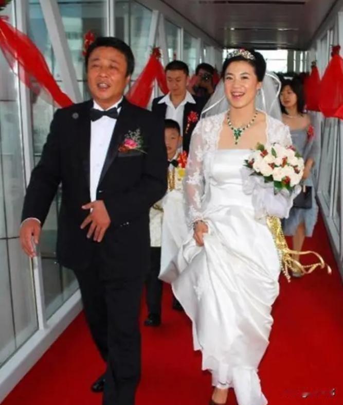 2001年，郭斌和王楠相恋，王楠的父母知道后，就对郭斌说：“你不仅年纪大，而且还