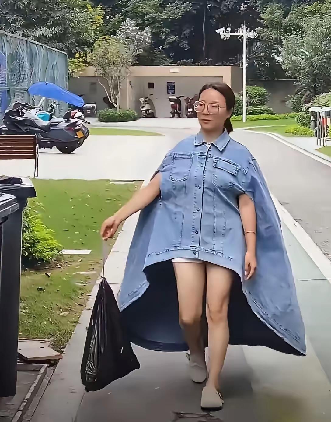 这款衣服的设计师也太厉害了！这个斗篷衣服可以用来当衣服穿，也可以用来当裙子！若是
