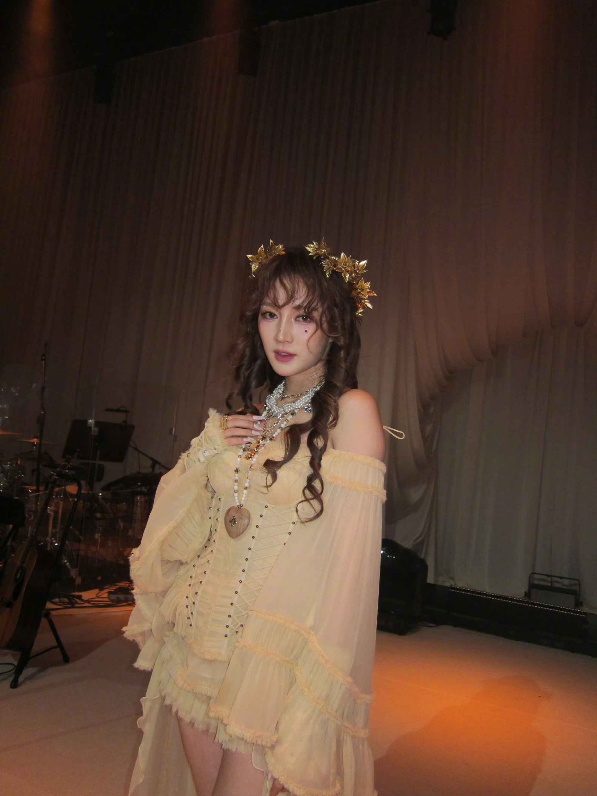 孟佳 保安不让我进场看秀 孟佳发文“品牌邀请我来看秀，把我忘在后台，走秀开始了，