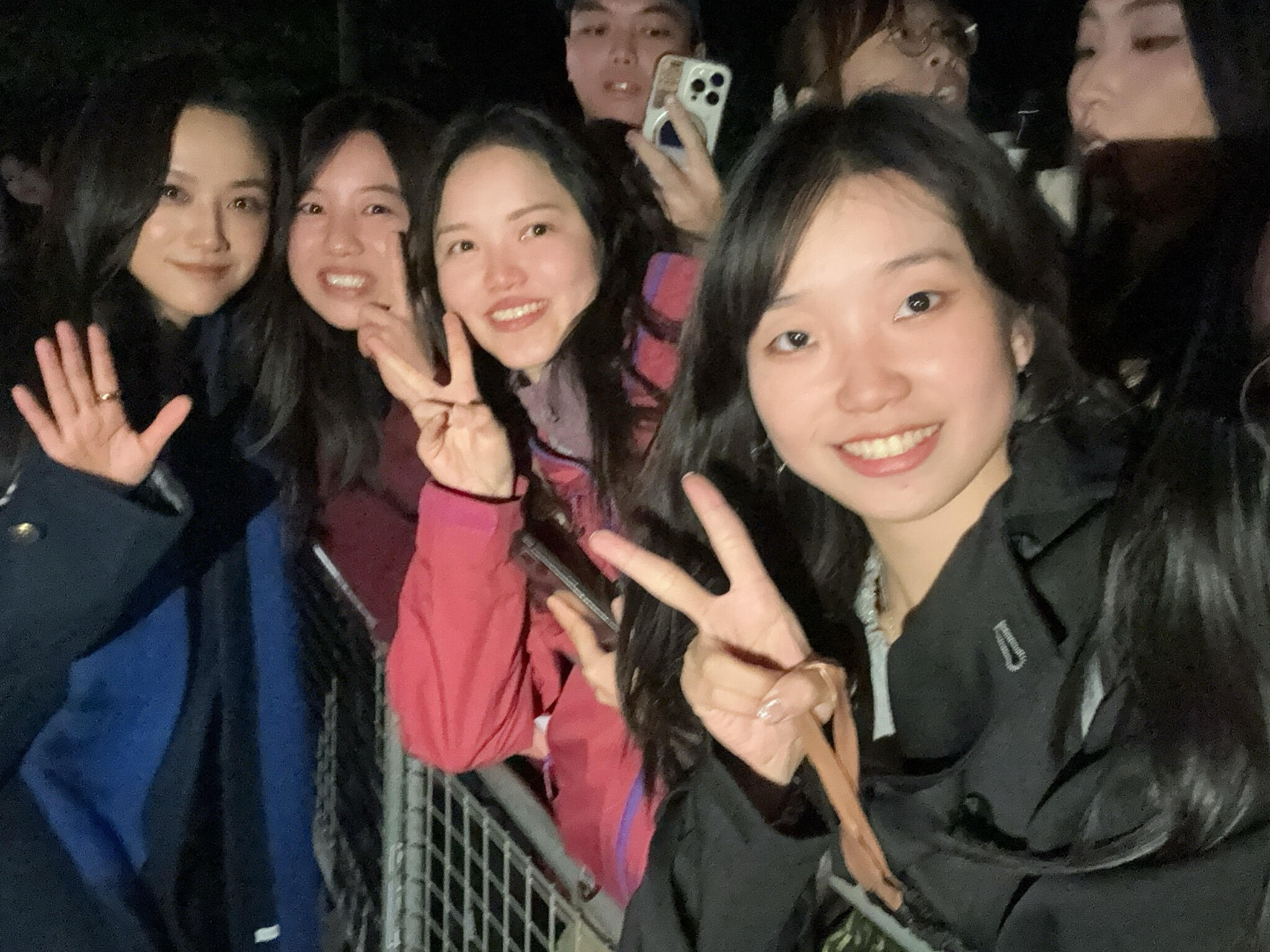 一张汤唯和粉丝经济上行feel的合影 ​​​