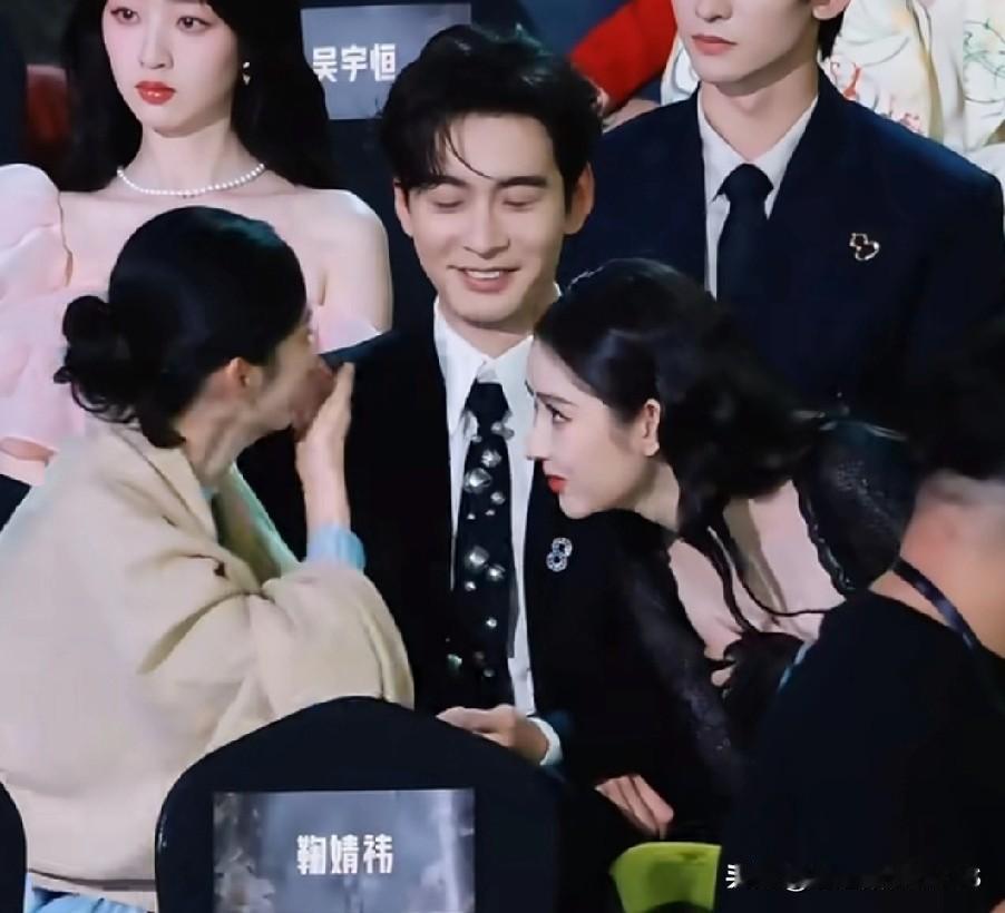 周也和王玉雯在陈星旭面前真是“不见外”，一个比一个活泼！陈星旭那眼神被调侃“不太