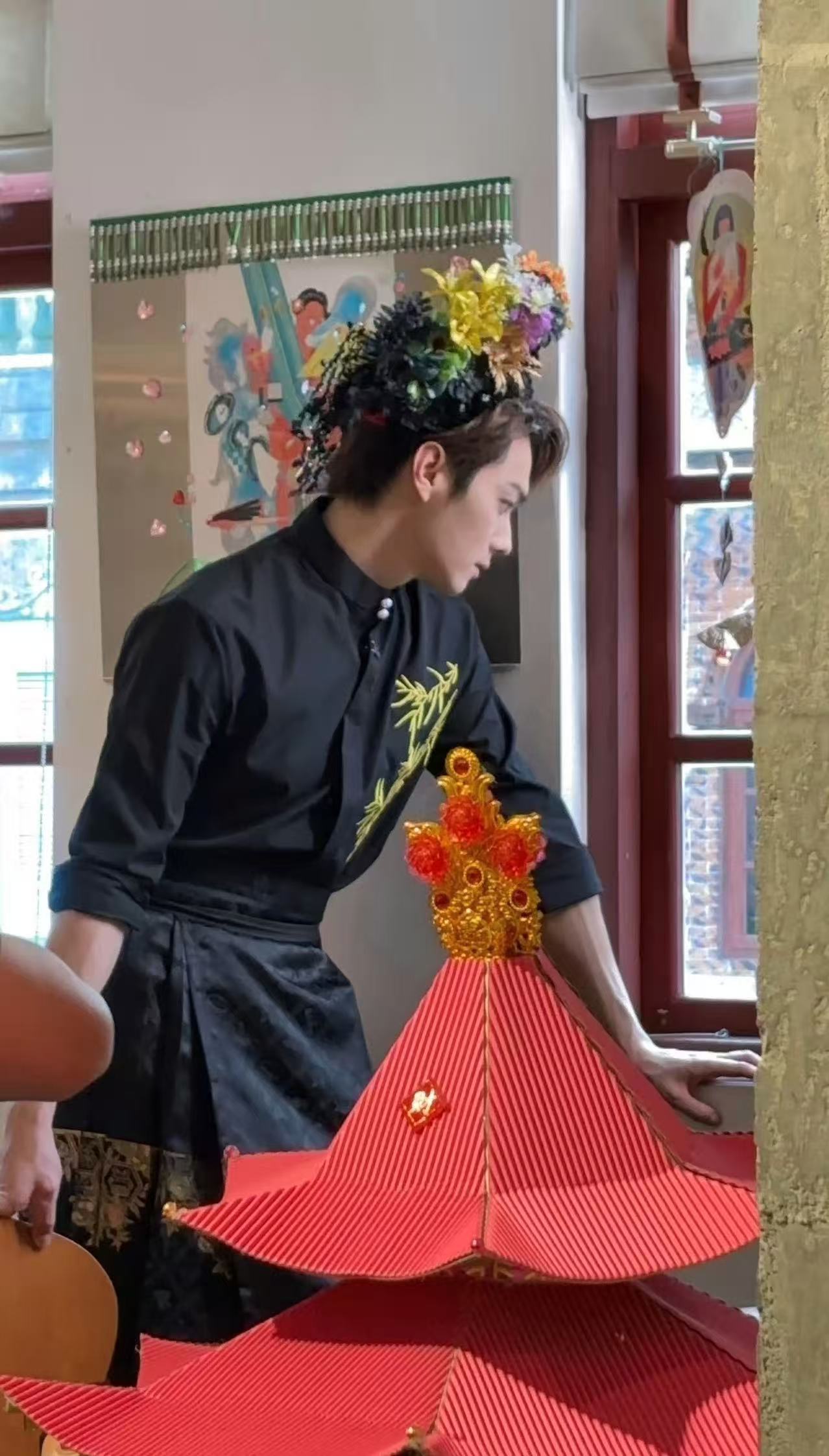 周三的夜色缓缓落下，白日片场里专注的模样、一路咬牙坚持的辛苦，都该交给晚风慢慢抚