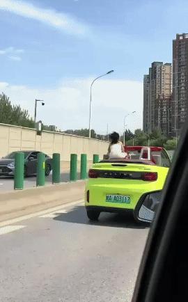 “这家长心可真大！”

一电动敞篷车后方坐着一小女孩，

当时车速很快，

拍摄