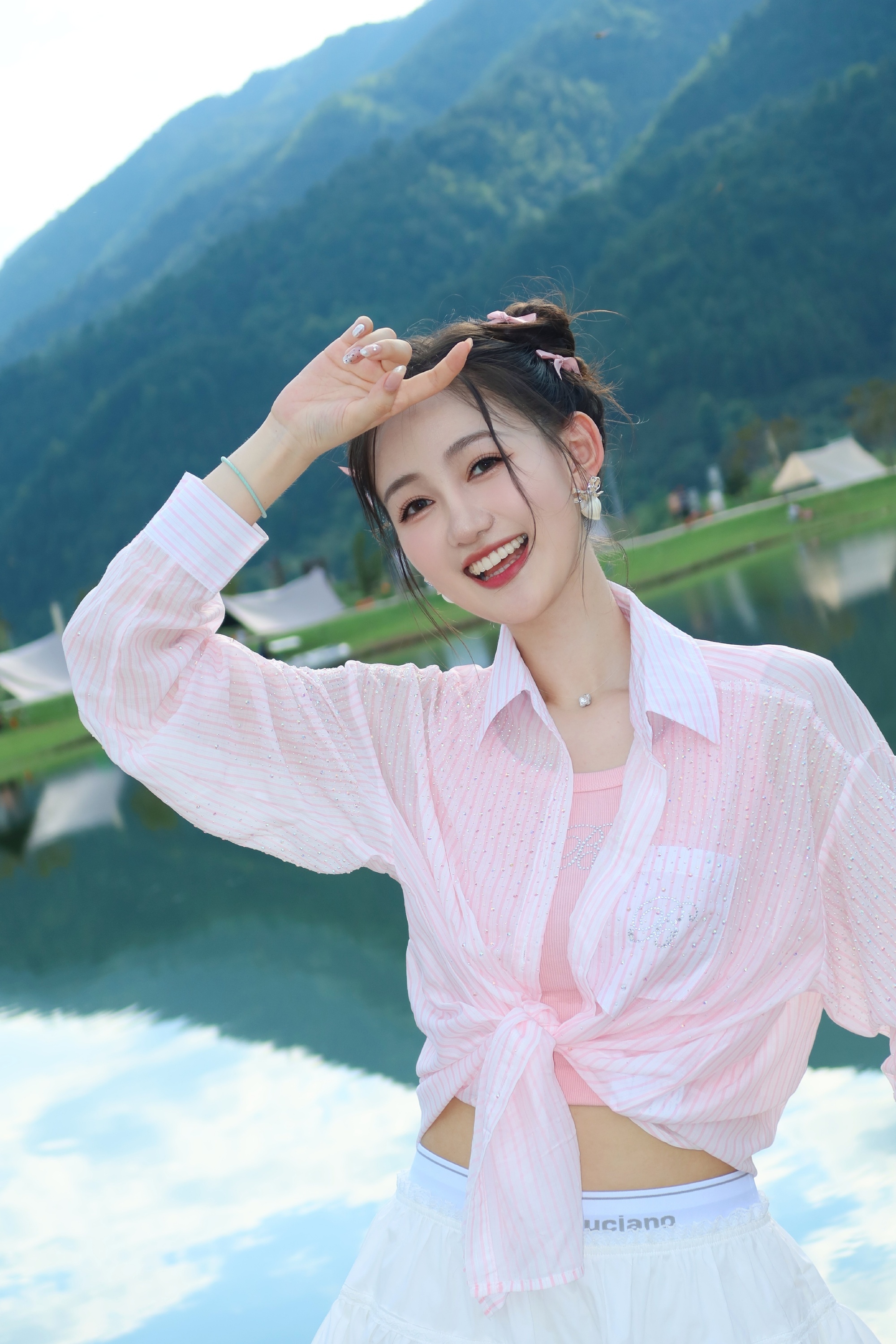 马萱，鲜亮白色短裙穿搭，甜美青春的主持人 ​​​