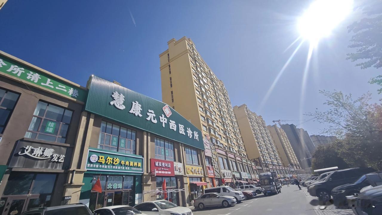 西山西雅美图小镇的沿街商业。