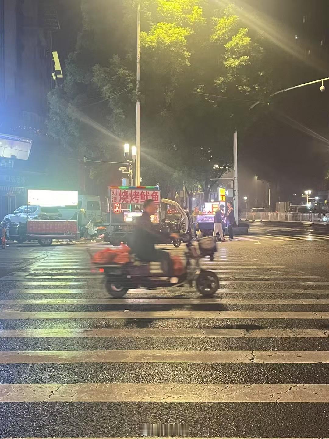 远远看到我以为是早餐摊子，结果是宵夜还没有收摊，是我起太早还是摊主们太卷了[吃瓜