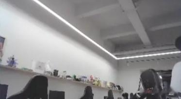 #leave疑似重回EDG一队# 怎么说呢，他虽然不是特别强但是他会交闪，他会玩