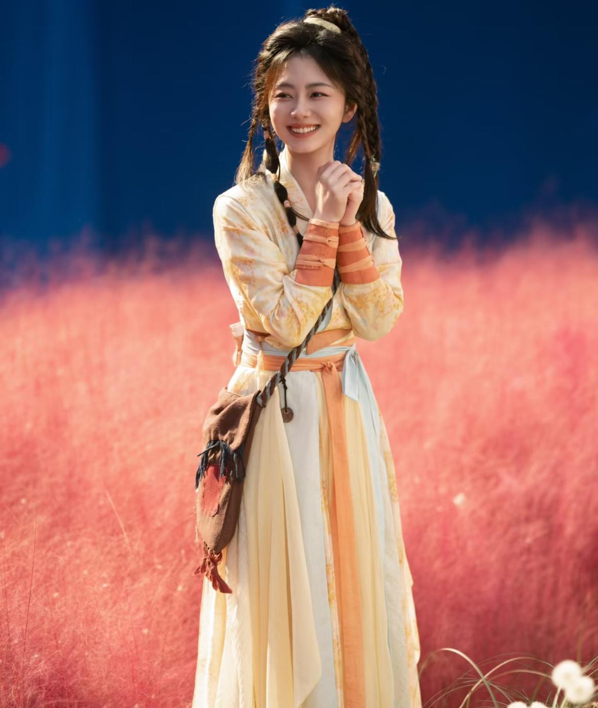 谭松韵这女子不能仔细看，
越仔细看，越会发现，
她虽然有一张特别显小的娃娃脸，但