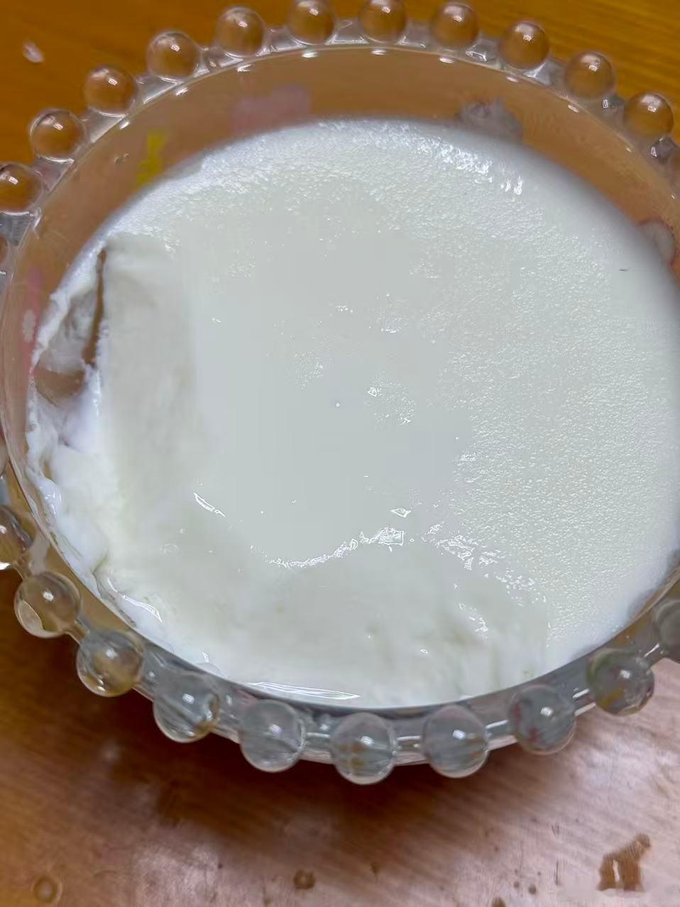 川川教做菜 简约版自制双皮奶，只需要牛奶+鸡蛋+糖，搅匀上锅蒸就可以了~因为是自