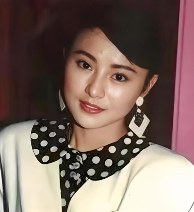 2007 年武打女星李赛凤趁丈夫外出，与干儿子私下相处举止亲密，丈夫骤然折返
 