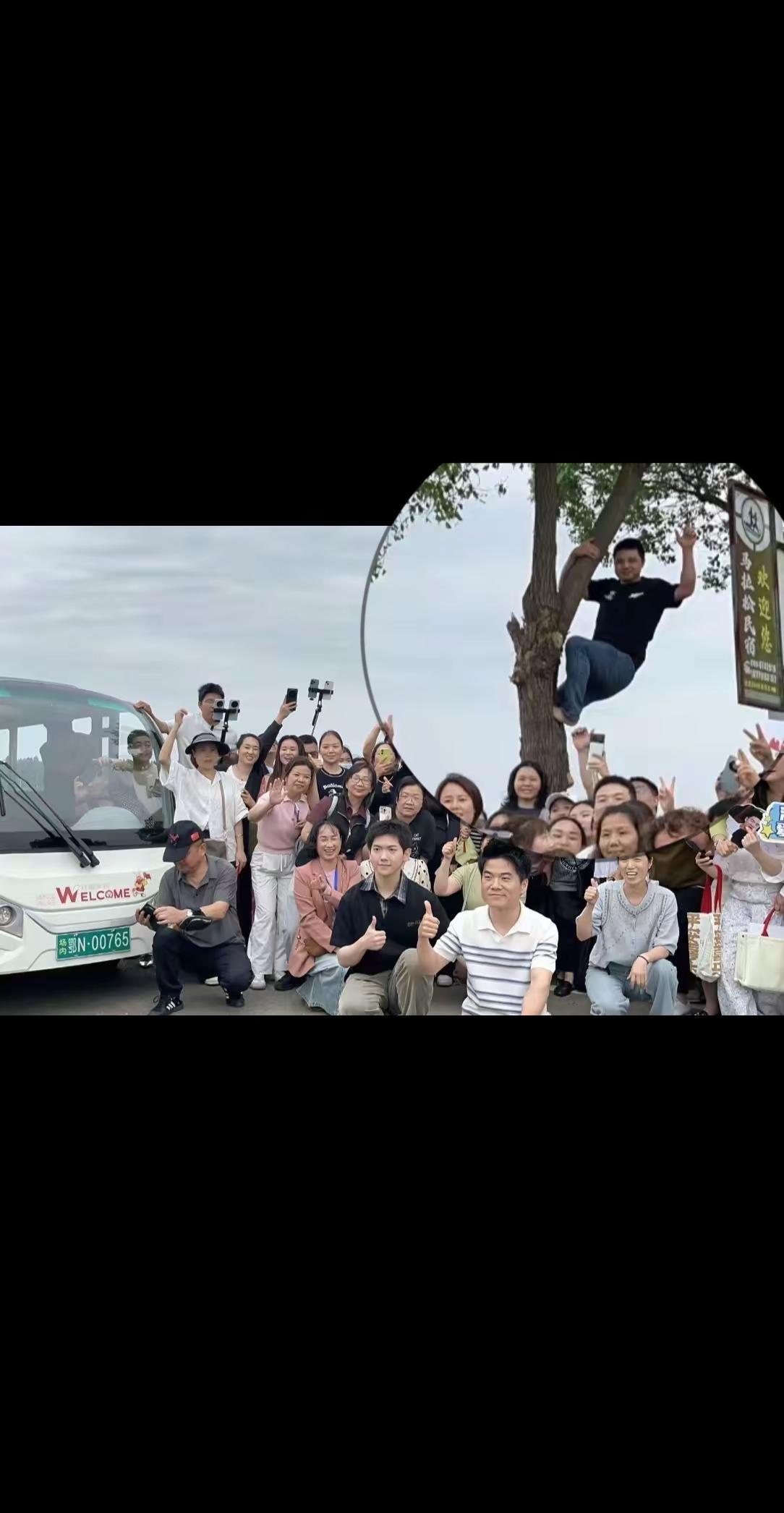 这小哥太搞笑了🤣第一次见这么合影的！也是拼了🤣@董宇辉 @与辉同行 董宇辉 