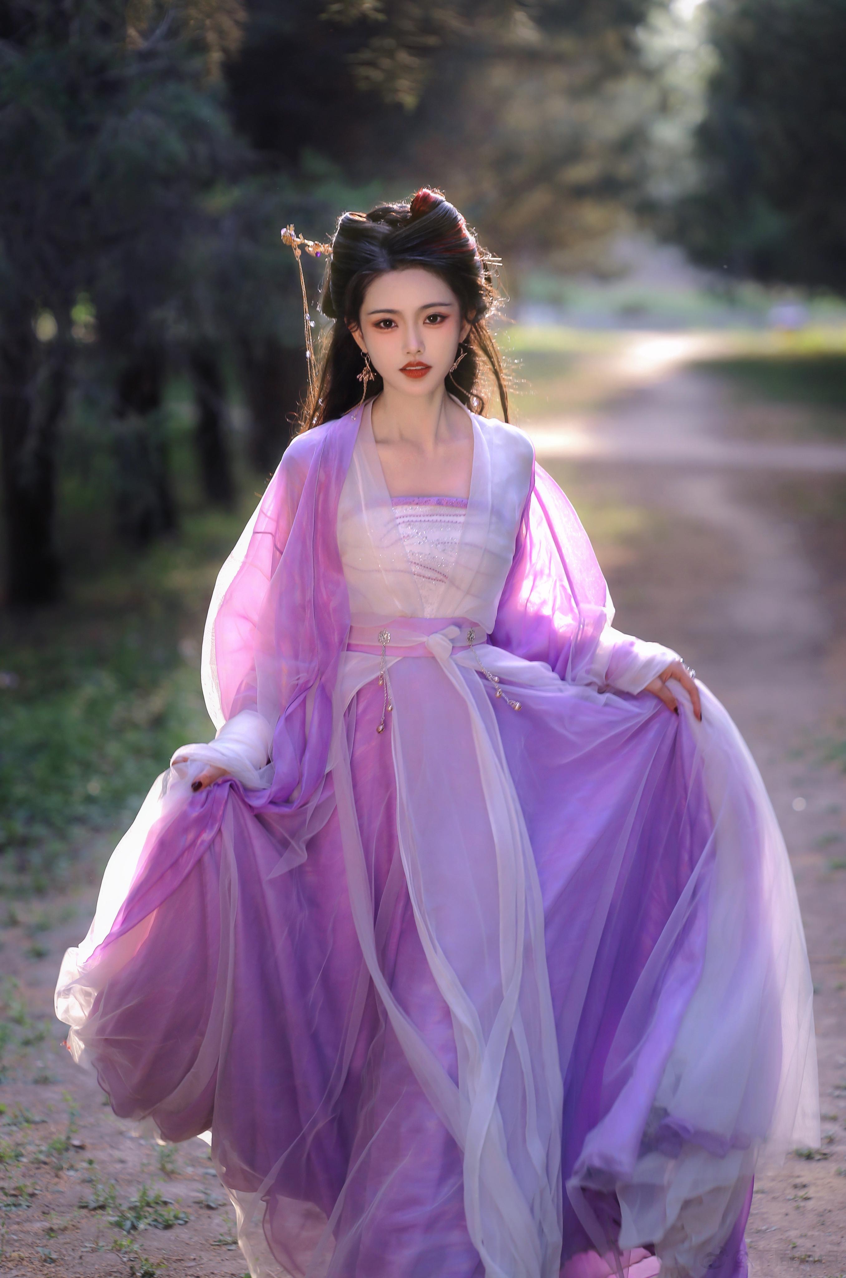  分享一组翩然cos正片~出镜：我 摄影： 同行： 服造：👖🌙官方//嘿嘿翩