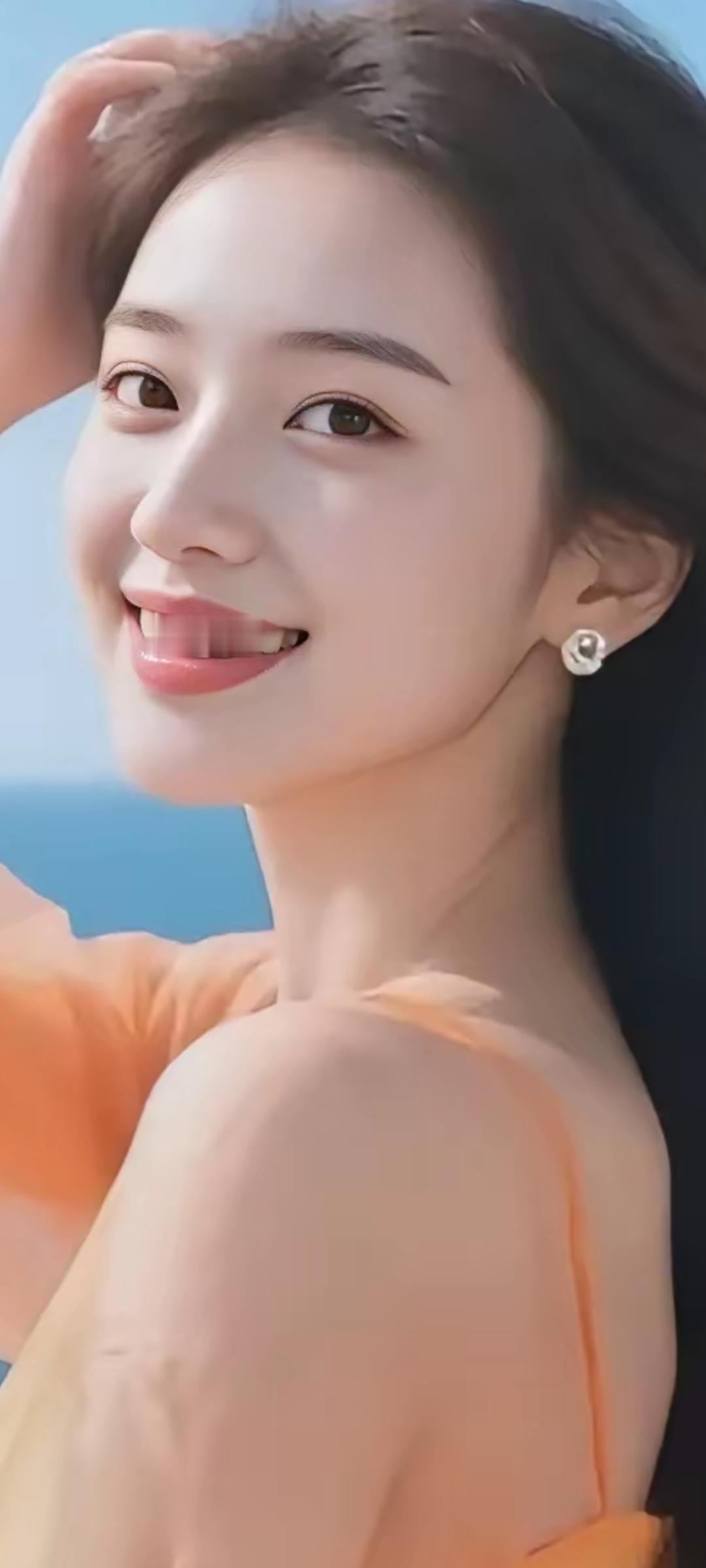 温柔微笑，海风吹拂，闪耀耳环，夏日清新