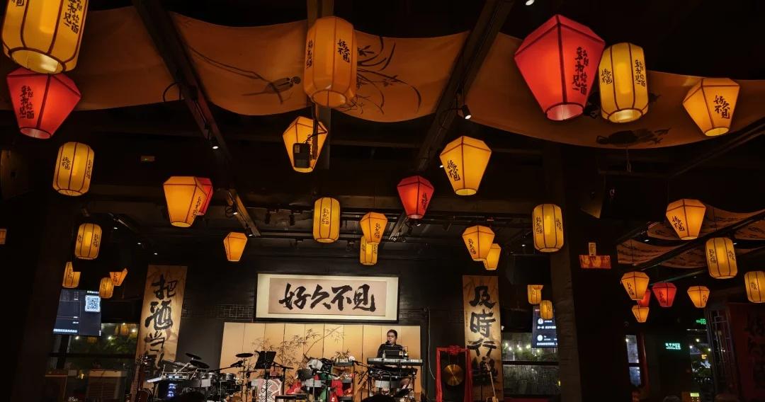 番禺烧烤民谣酒馆来了！
姐妹们！番禺的夜晚太治愈了✨推门进好久不见·烧烤民谣酒馆