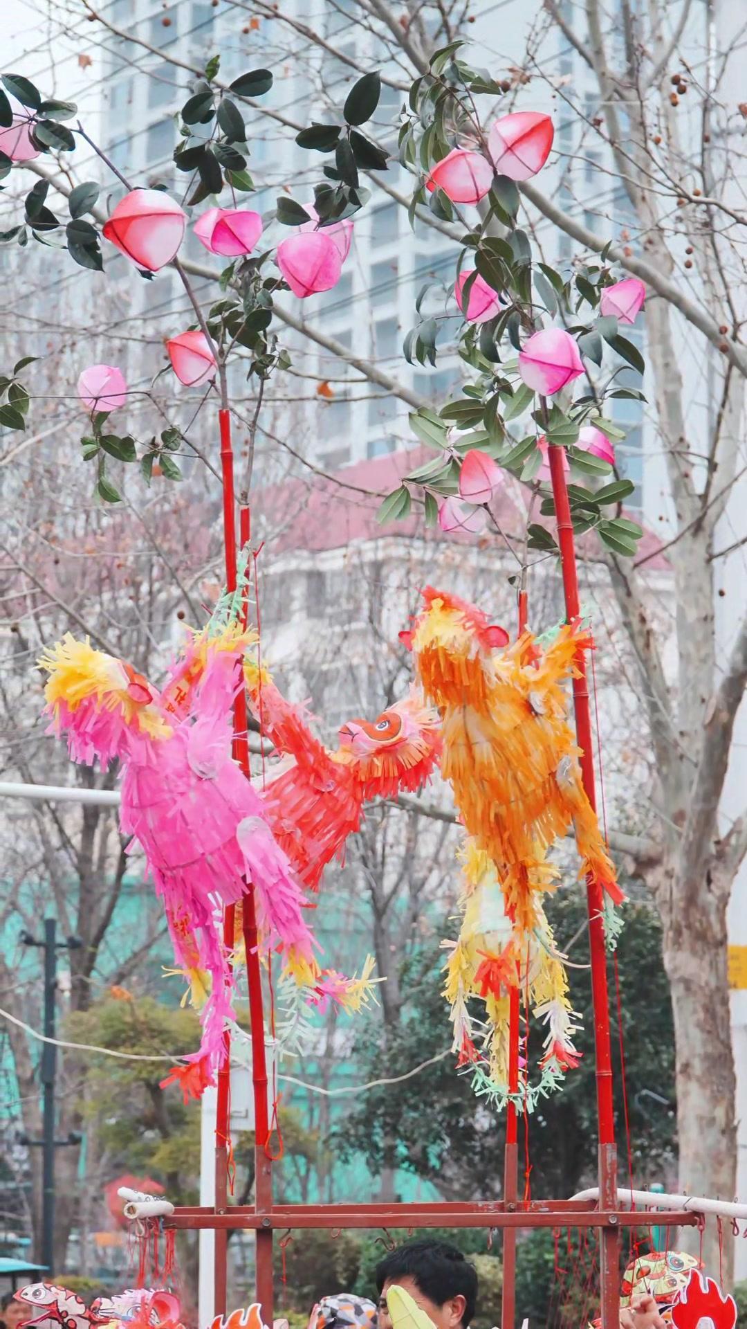 第一次见这种灯笼，古风十足，让人眼前一亮。
灯面是传统纹样，线条细腻，透着古韵。