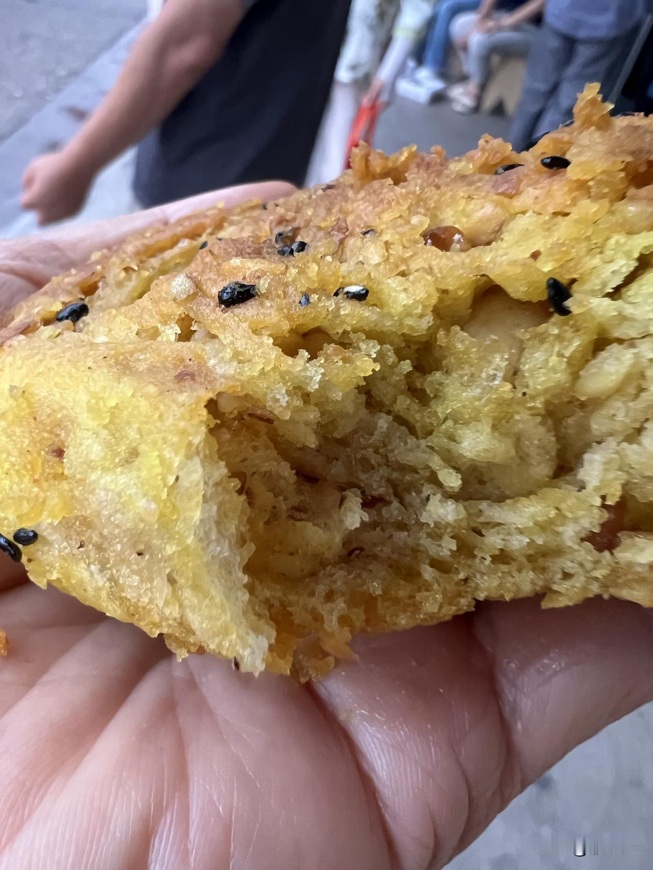 这个可是用甘肃陇南核桃纯手工制作的核桃酥，品种多味道好，看起来就很有食欲的样子。