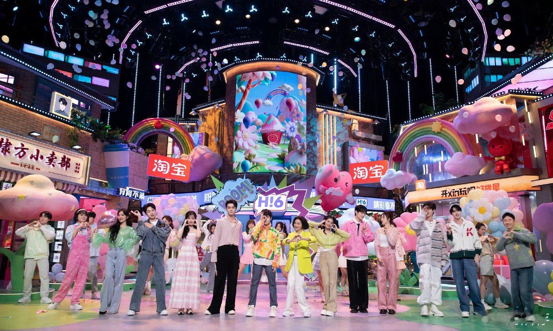 #刘浩存虞书欣脸颊比心#《你好星期六》刘浩存虞书欣同框，两位美女都用脸颊比心，美