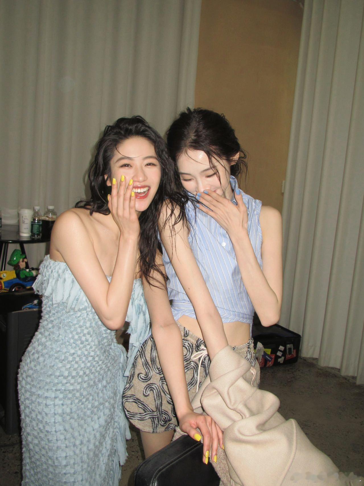 张艺凡向涵之亲了谁懂啊！拍杂志的随机互动比剧本还甜，张艺凡突然搂过向涵之的脸亲下