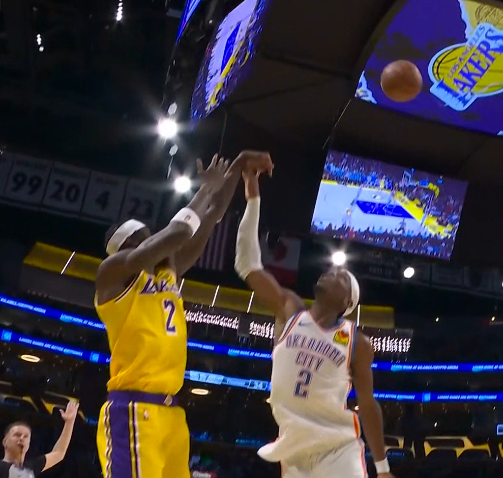 范德彪造了亚历山大一个三分球犯规，本赛季最逆天画面。洛杉矶湖人