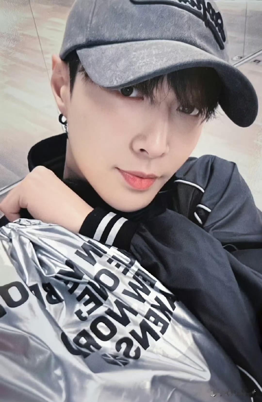 张艺兴怎么一点不变，还是和刚回国时候一样，眼睛里透着清澈，那时候参加“极限挑战”