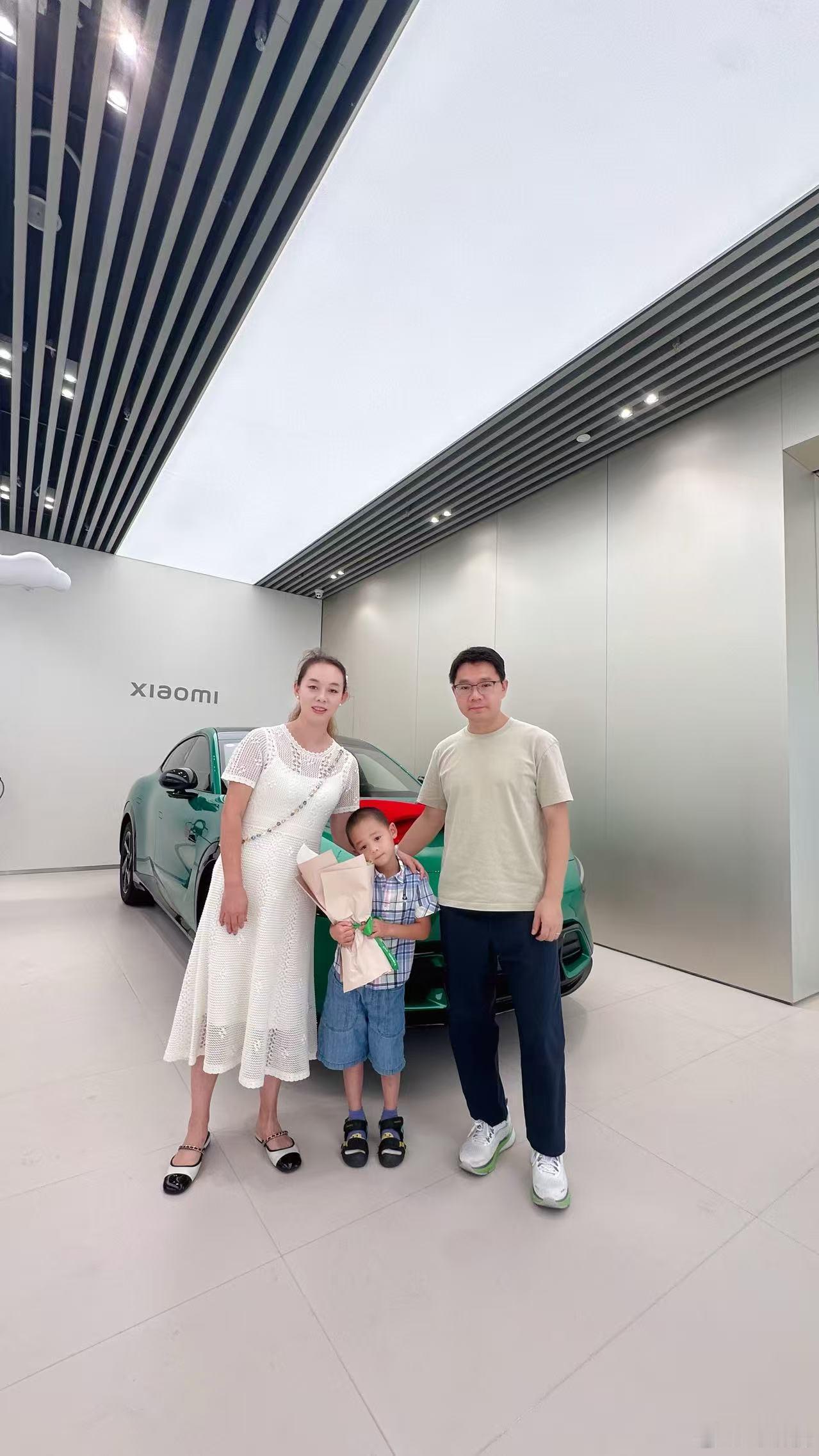 报告，小米YU7[超话] 已经提车还是那样，没啥仪式感，没啥情绪价值一束花我老婆