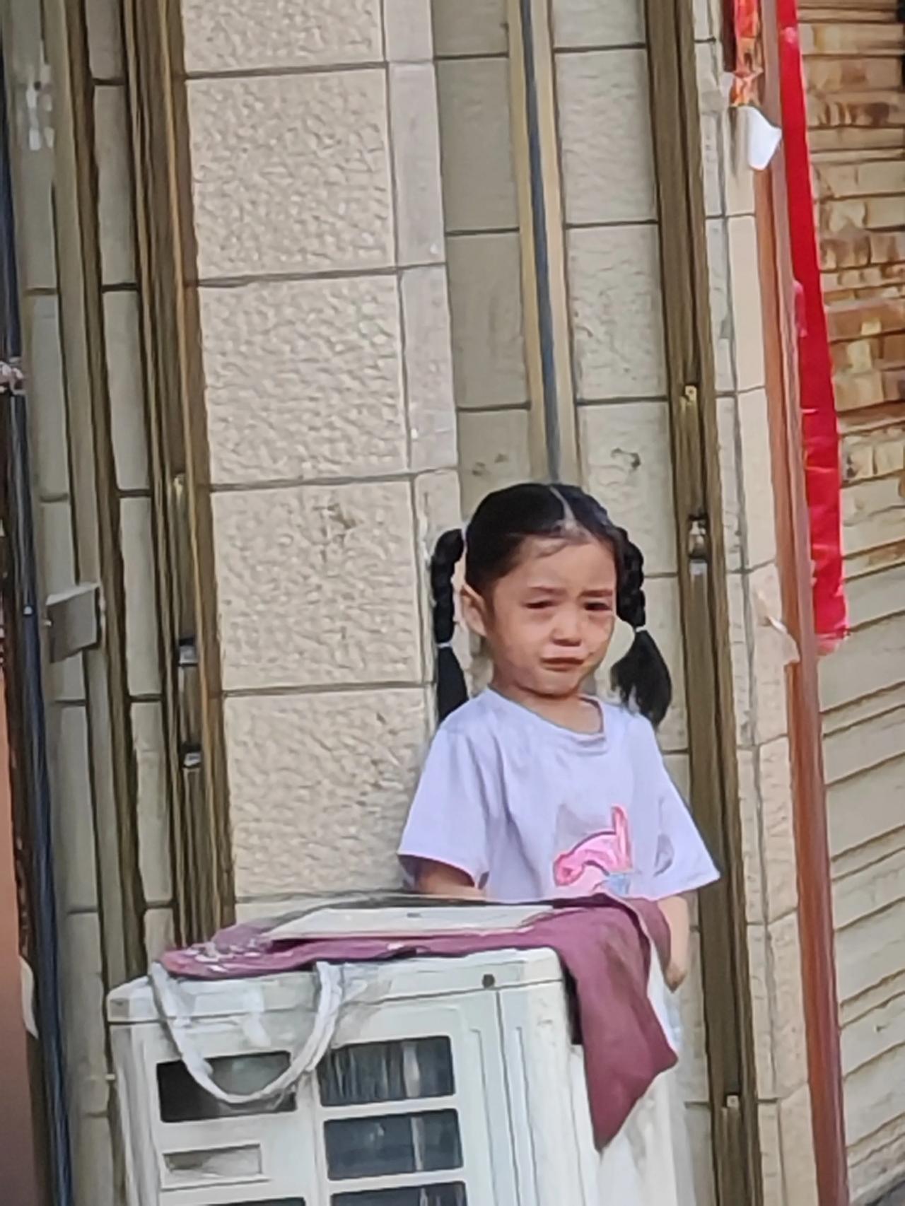 早晨看到一个小女孩在路边放声大哭——

小时候的哭，泪水流在脸上，动静大。年纪大