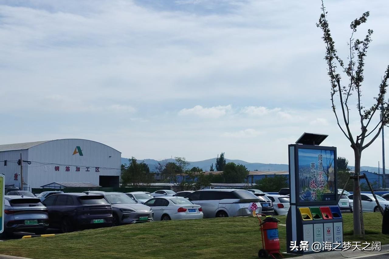 她处于城市人口居住稠密的东部，依托流经而过的漷河水域，打造休闲游玩的湿地公园。