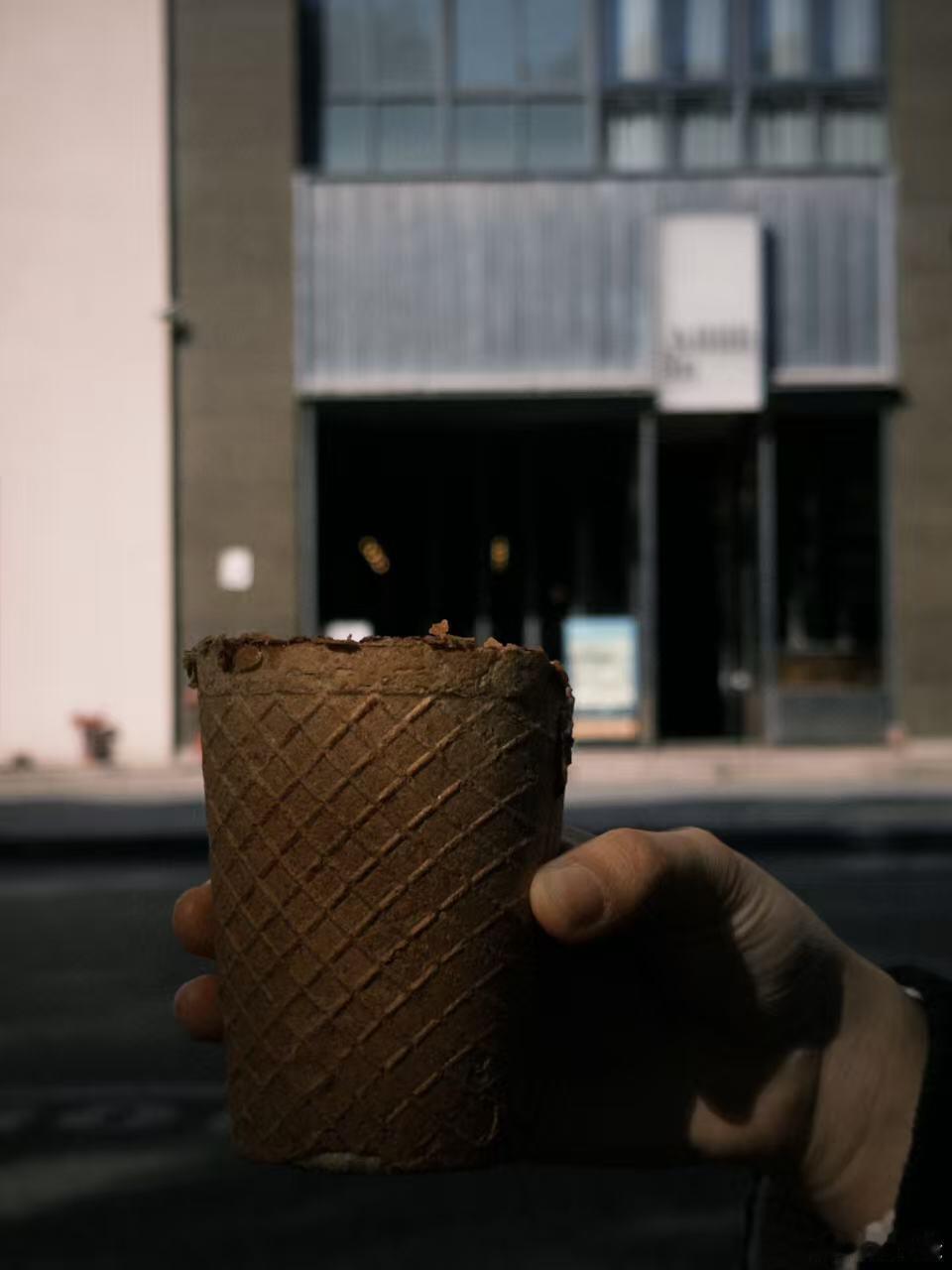 我有个朋友，一直坚信“爱就要毫无保留”。和男友认识才一个月，就把所有原生家庭的隐