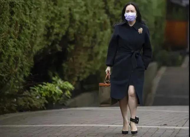 孟晚舟被困1028天后，终于重获自由，回到祖国的怀抱了。看到她在飞机上发的一段文