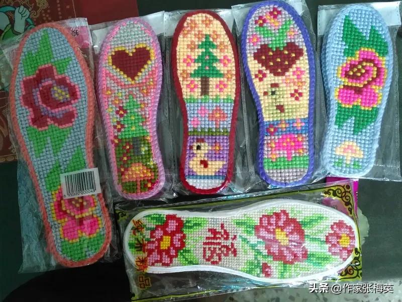 有一段时间我特别喜欢做十字绣，一针一线慢慢绣制的过程，能让人静下心来，感觉特别解