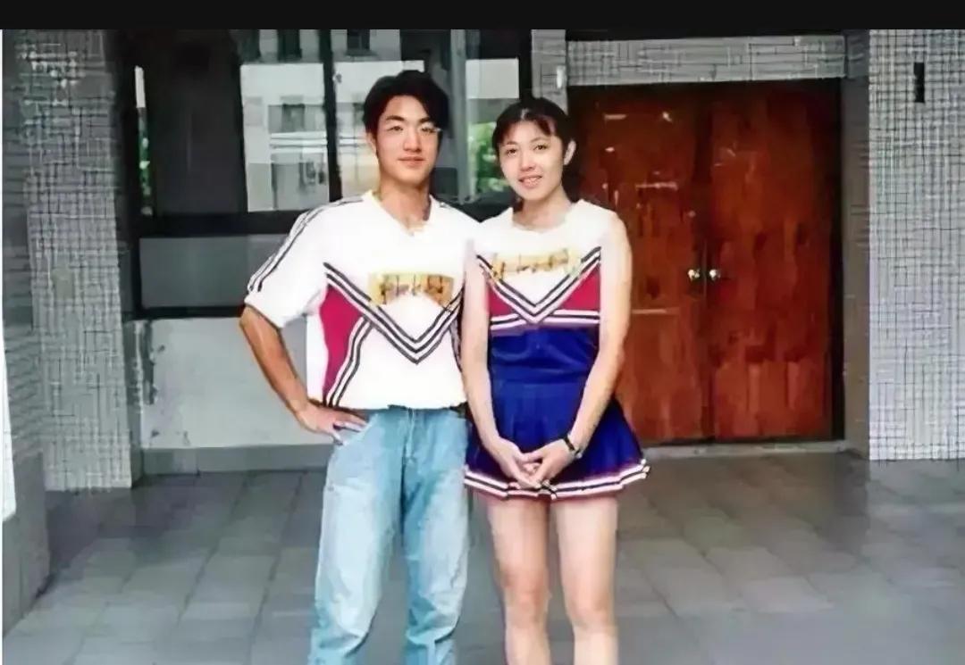 1998年，大学期间的蒋万安和女友石舫亘，留下的一张合影，照片中的他看起来非常青