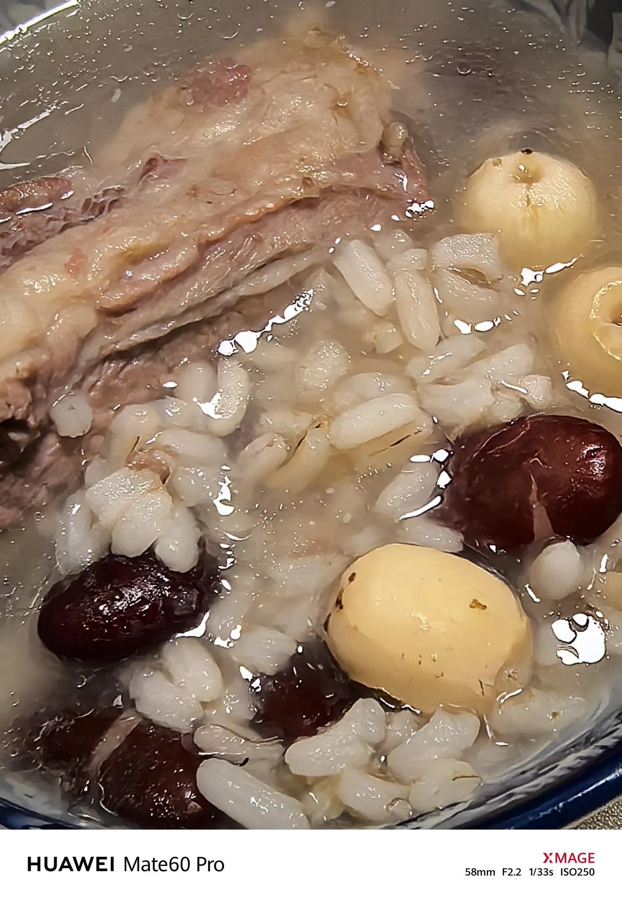 简单晚餐
1，粥，排骨+红腰豆+莲仔。
2，凉瓜炒蛋。
3，紫苏茄子🍆。
🥣