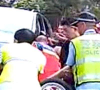 “抬车侠”，谢谢你们！ 点击查看更多 网页链接