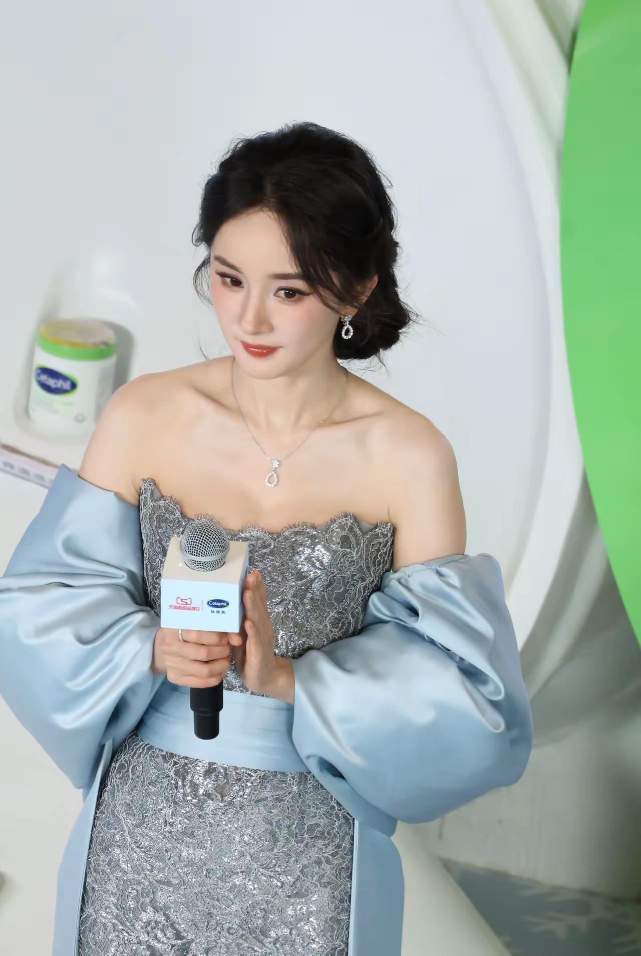 [吃瓜群众]不得不说，法国化妆品牌“丝塔芙”确实有💰，商务频繁，既请了[玫瑰]