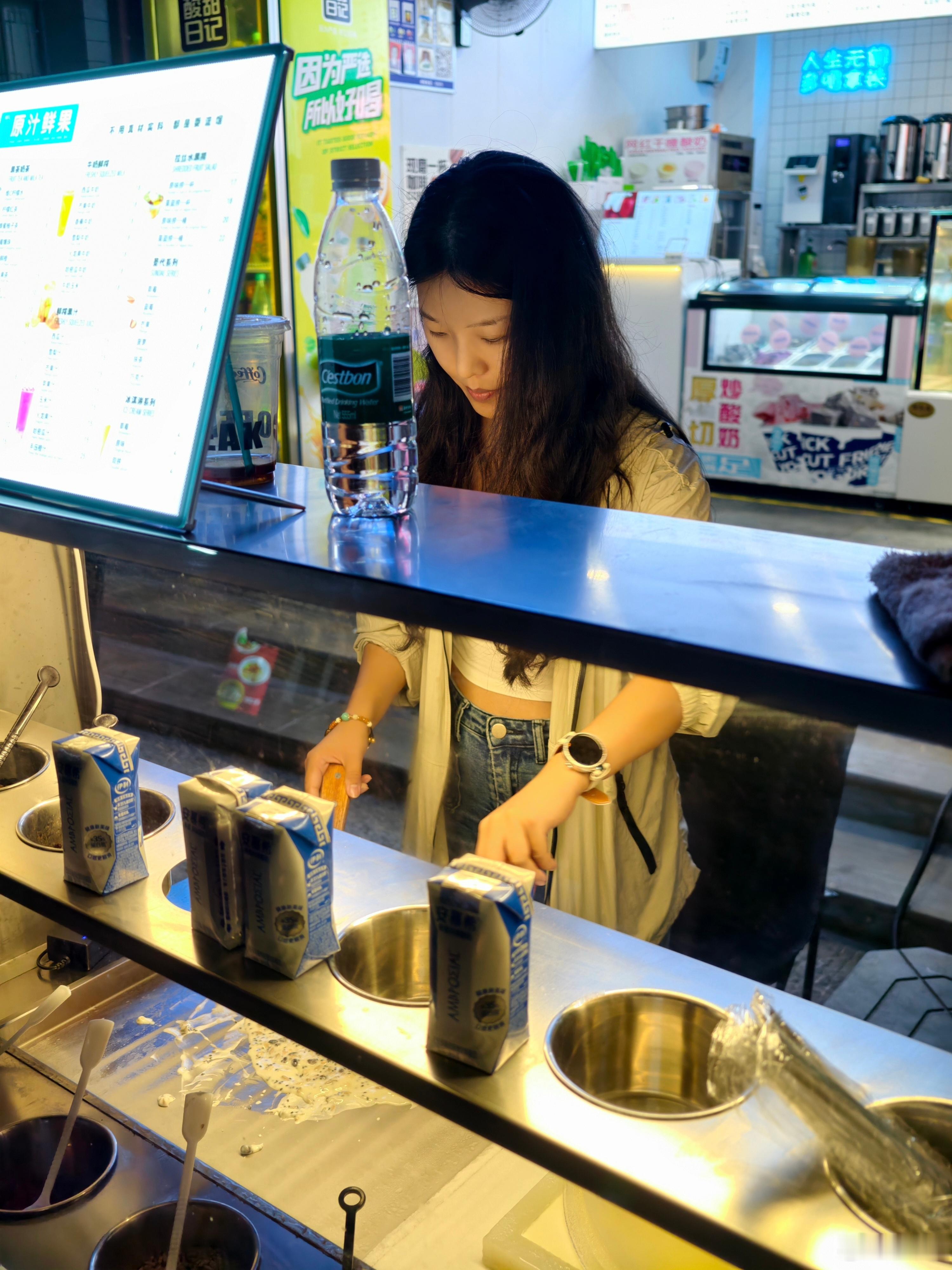 出来逛街发现一个熟悉的面孔，我靠，数码博主在路边卖炒酸奶[泪奔] ​​​