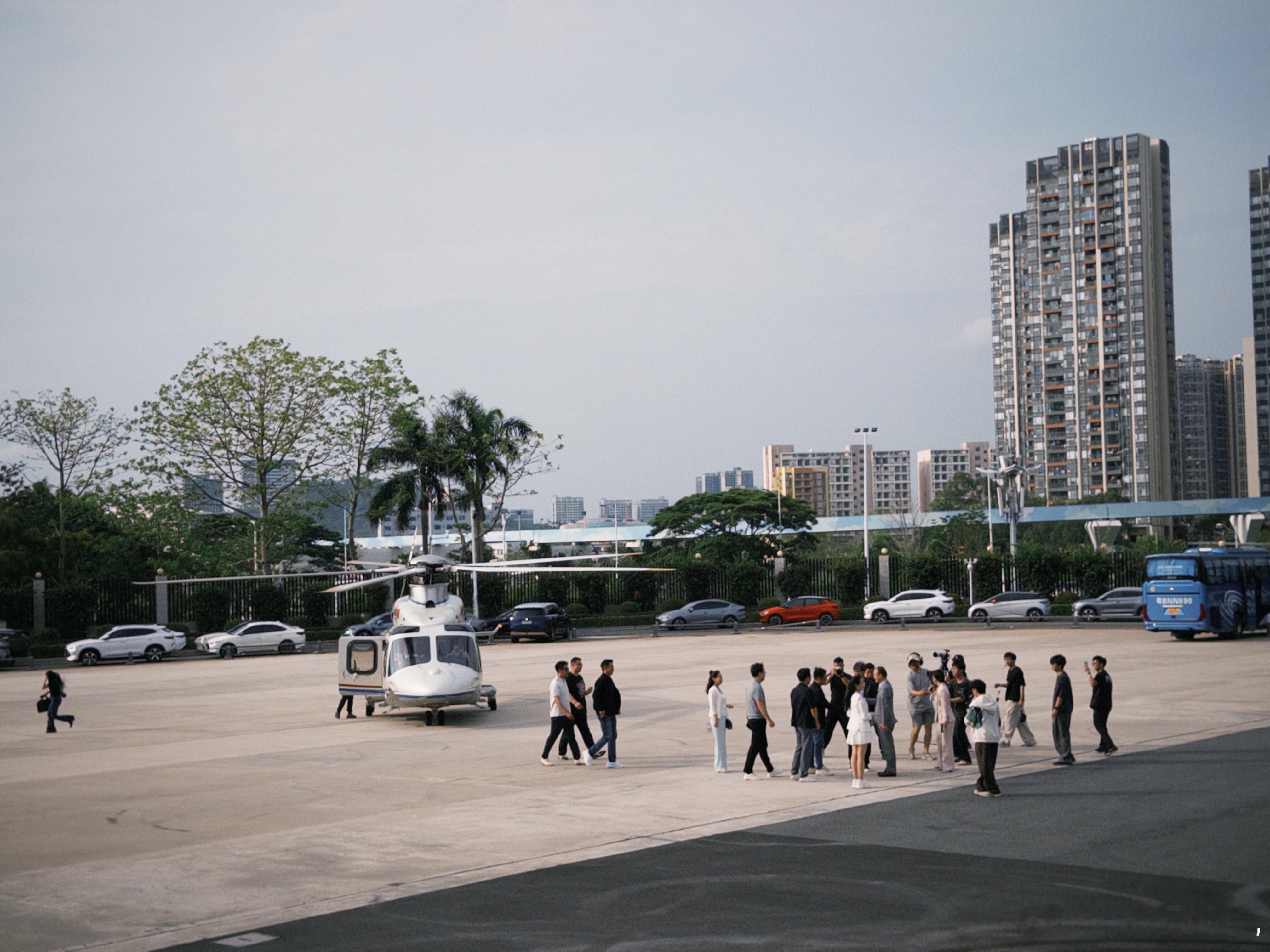 我去…腾势直接包了直升机，把10位腾势D9老车主从宝安机场送到六角了VVIP级待