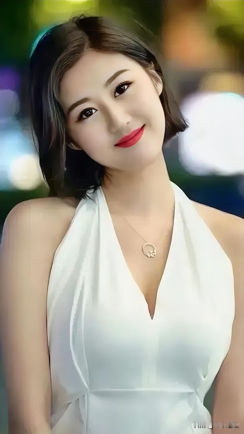 温柔微笑，白色连衣裙，简约优雅，散发迷人魅力。