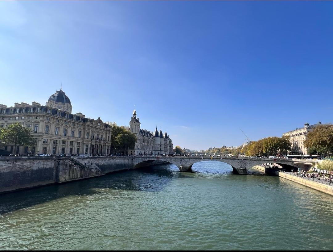中午吃饭的时候和同学闲聊，听同学说他家儿子为了考公回老家一个多月了。

同学的儿