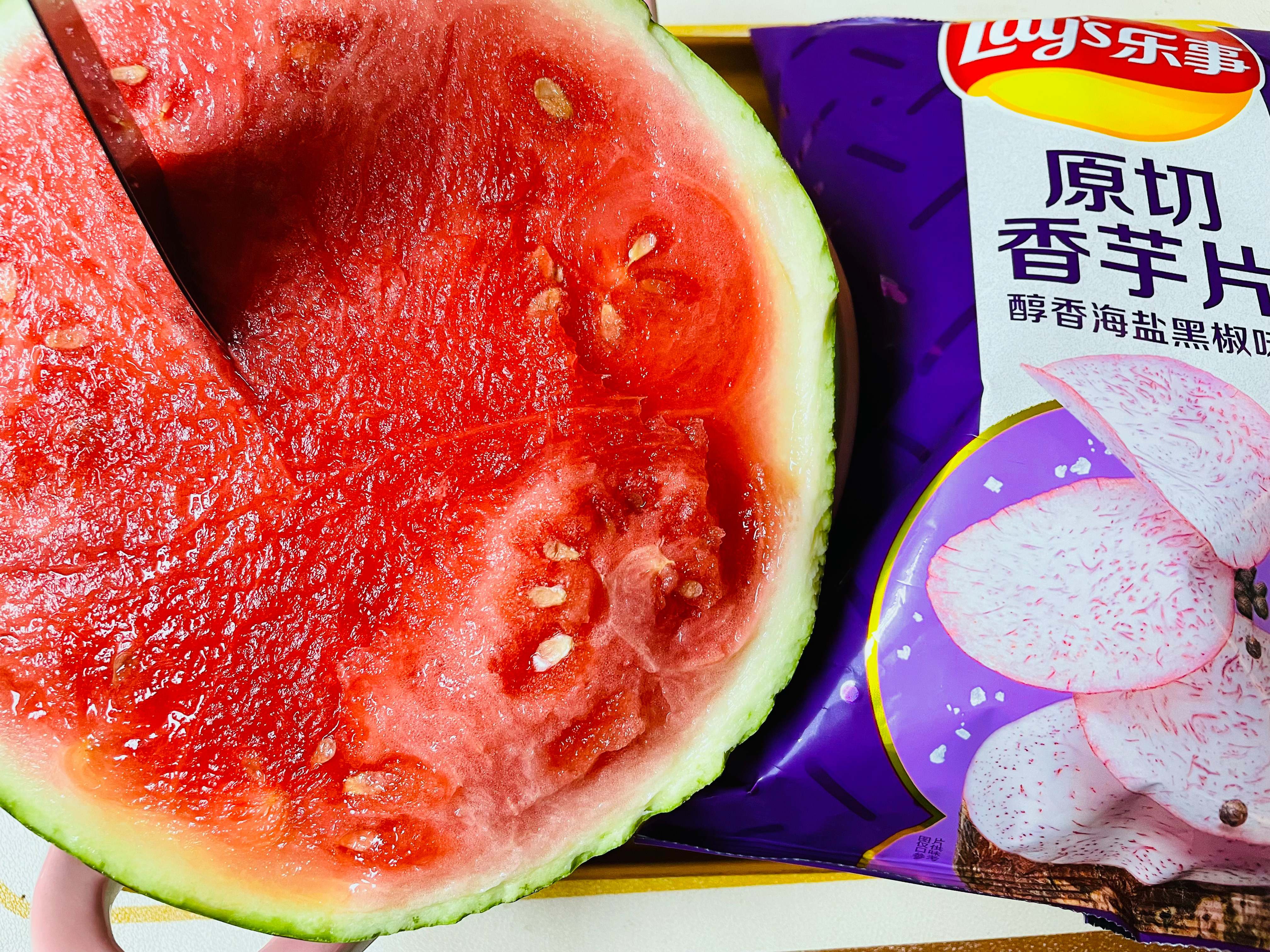 这才是我该过的周末样子 孩子爷爷奶奶家 猪队友出去吃饭了 一个人吃西瓜➕薯片 看