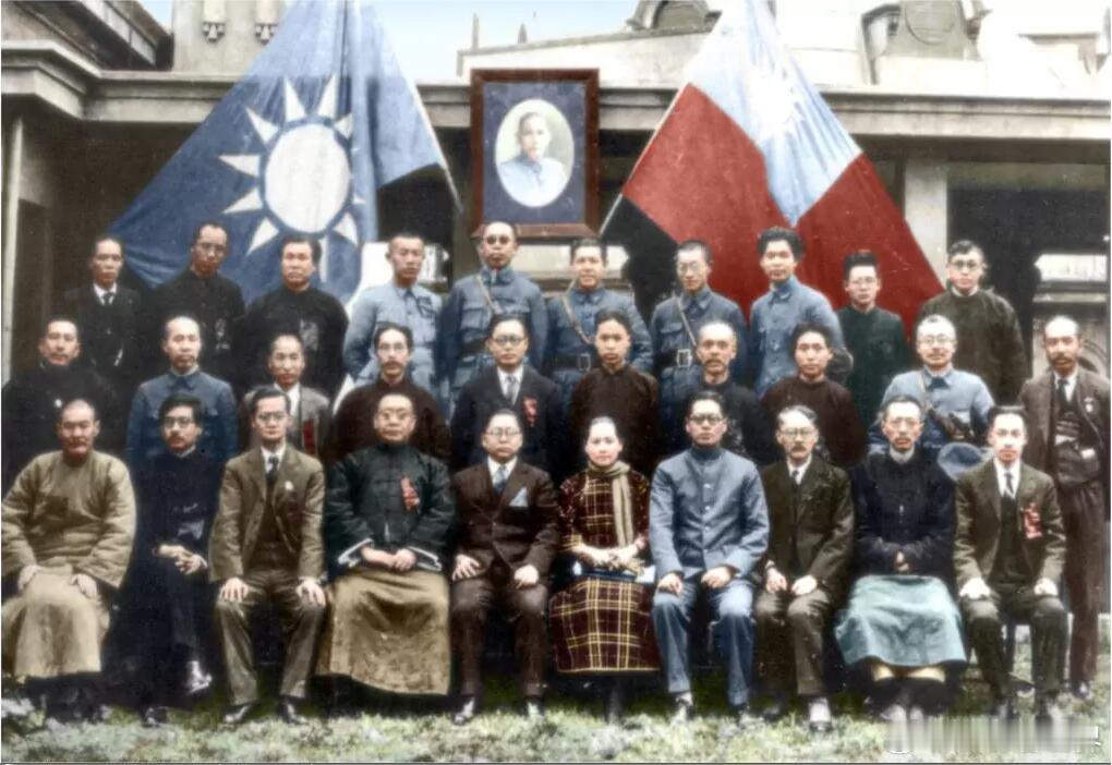 中国顶尖人物聚会，找一下毛主席在哪？1924年5月，共产党和国民党聚集在上海。纪