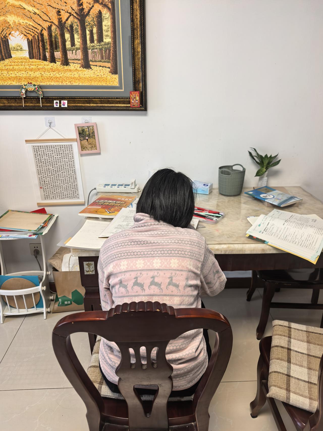 今天给一个初一小姑娘辅导数学让我很兴奋！
     今天要辅导的内容是二元一次方