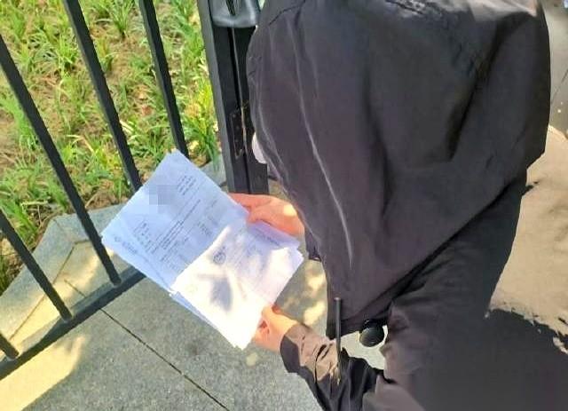 据大河报郑州新闻报道的这起事件中，郑州的李女士死死盯着手里那沓厚厚的民营医院缴费