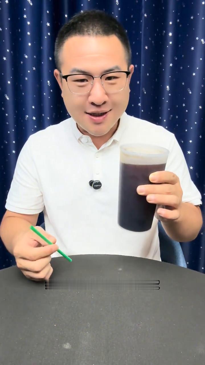 隔空喝饮料，老公看傻眼了。
大家好，视频中的隔空喝饮料是如何做到的？接下来就详细