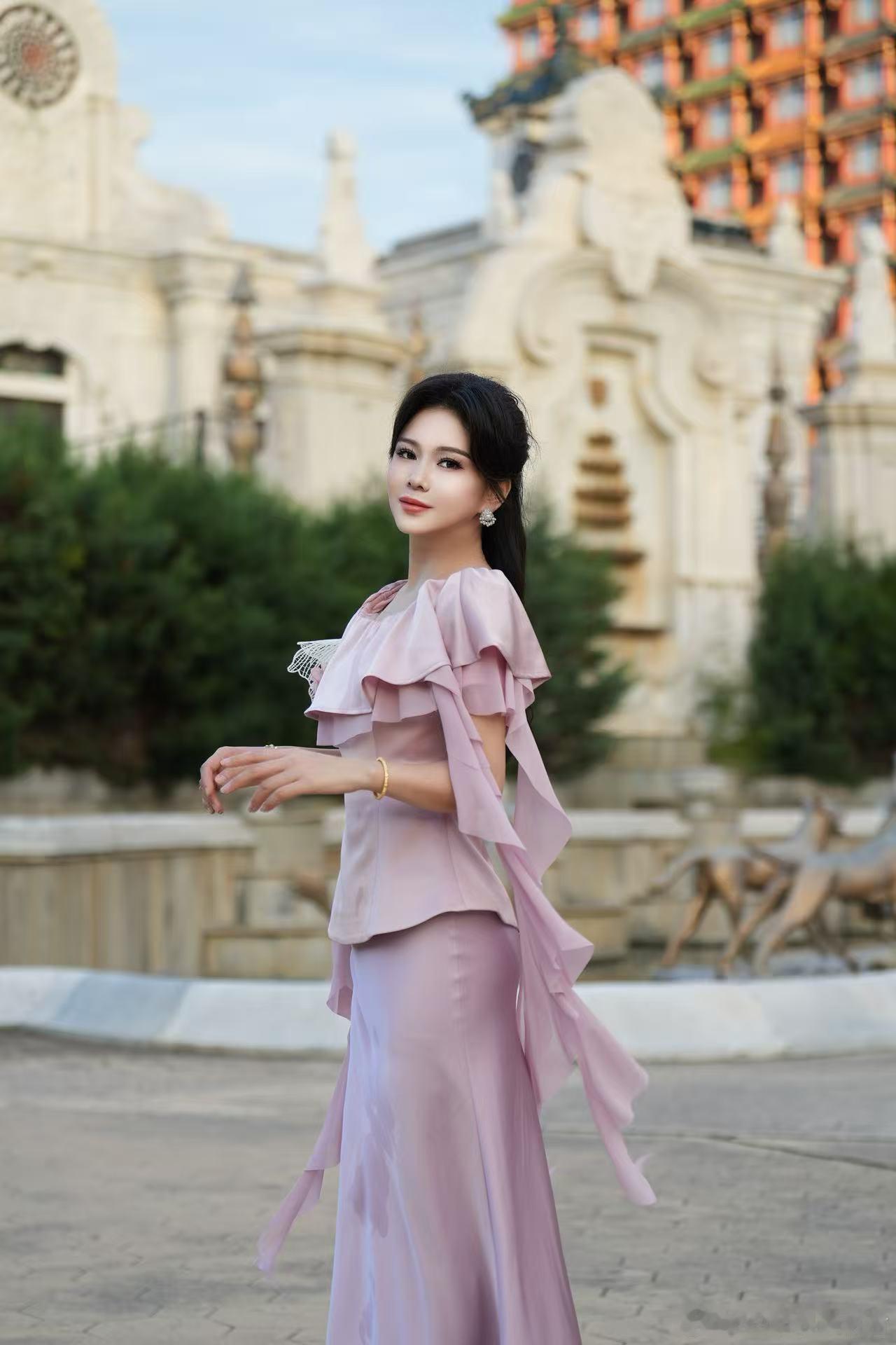 主持人刘美希[超话]最美外交主持人主持人刘美希写真时尚大片刘美希太会诠释法式浪漫