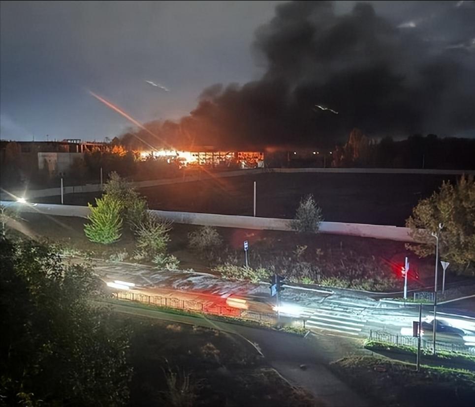 炸了、炸了、这次又炸了！乌军FP1爆炸无人机，已经可以把俄罗斯控制区炸成大规模火