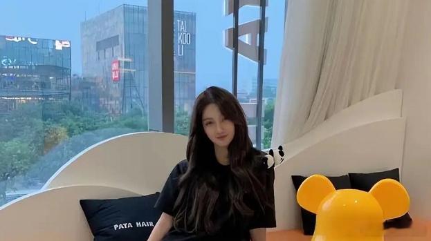 万万没想到 把吴亦凡送进监狱的都美竹 时隔多年，又一次冲上热搜 这一次，她却不是