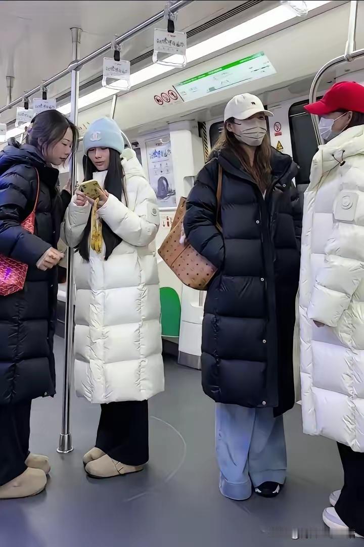 为什么高个子女生喜欢穿长款羽绒服呢羽绒服